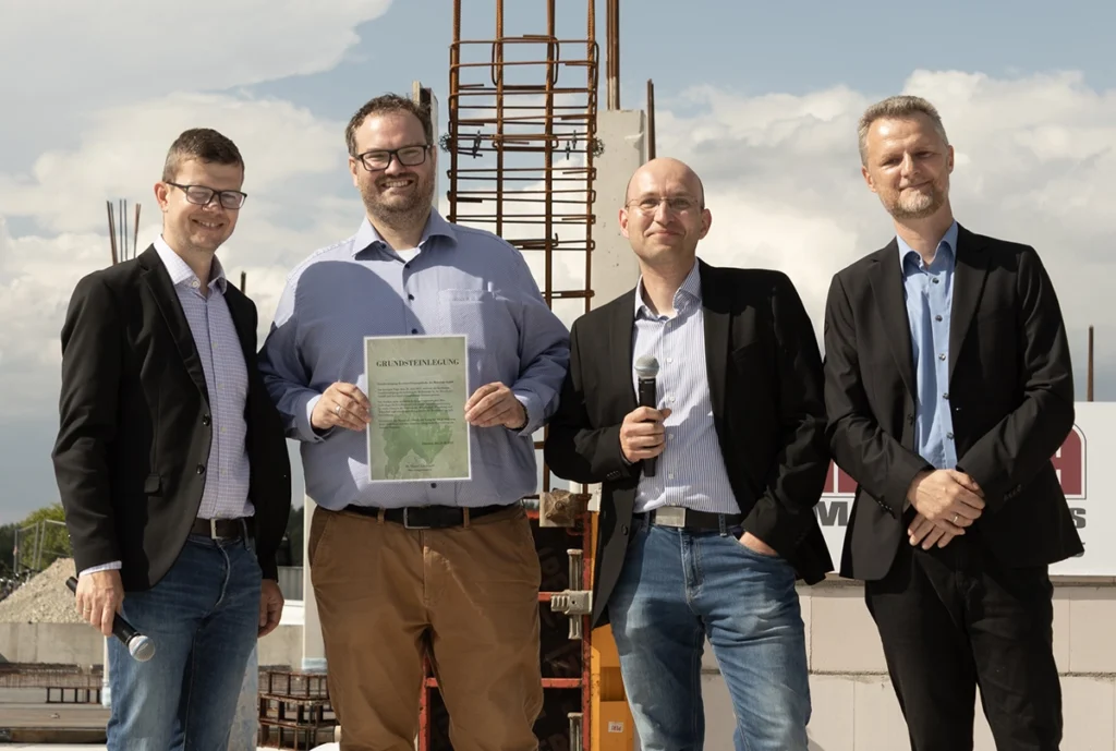 Der OB von Ilmenau, Dr. Daniel Schultheiß und die Geschäftsführung der MetraLabs GmbH